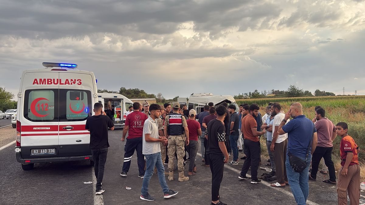 Şanlıurfa'da Tarım İşçilerini Taşıyan Minibüs Kanalda Devrildi: 19 Yaralı
