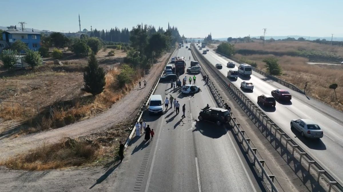 Bursa'da Tırdan Dökülen Yakıt Zincirleme Kazaya Neden Oldu: 10 Araç Çarpıştı