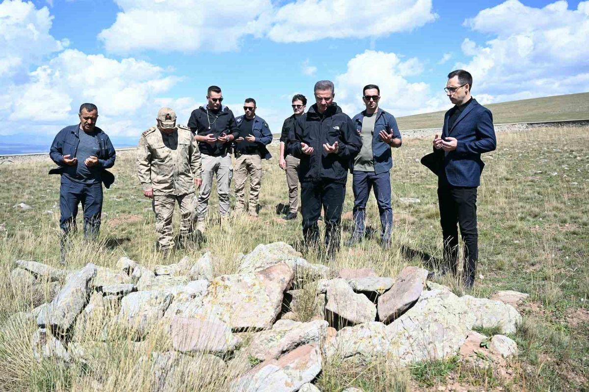 Vali Baruş, Dumlu Baba Yaylası'nda Göçerlerle Buluştu ve Şehit Kabirlerini Ziyaret Etti