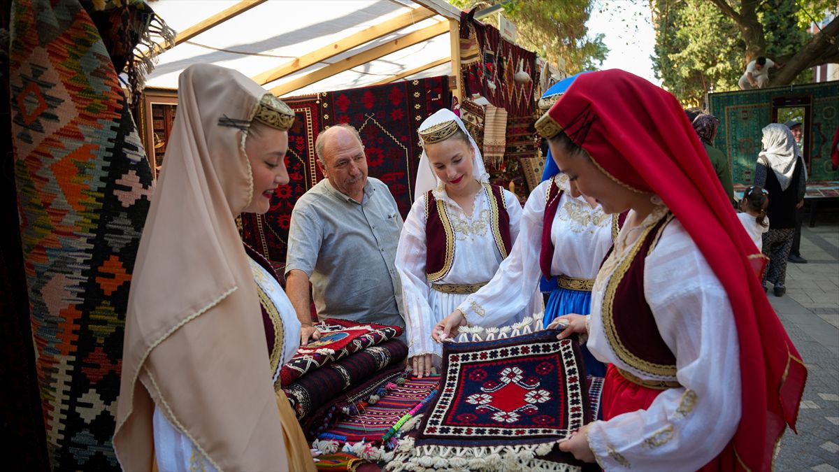 Yabancı konuklara Yağcıbedir halısı dokuma dersi