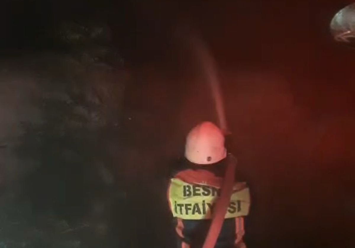 Adıyaman'da iki katlı ev alev alev yandı