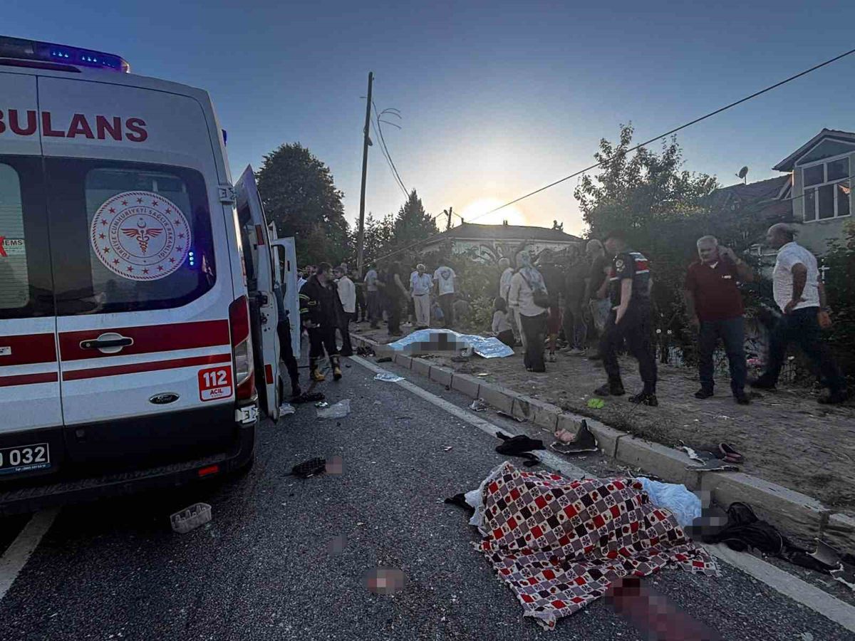 Akçakoca-Alaplı yolunda feci kaza: 4 ölü, 8 yaralı