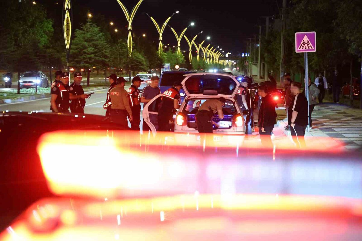 Aksaray’da araç ve şahıslar didik didik aranıyor