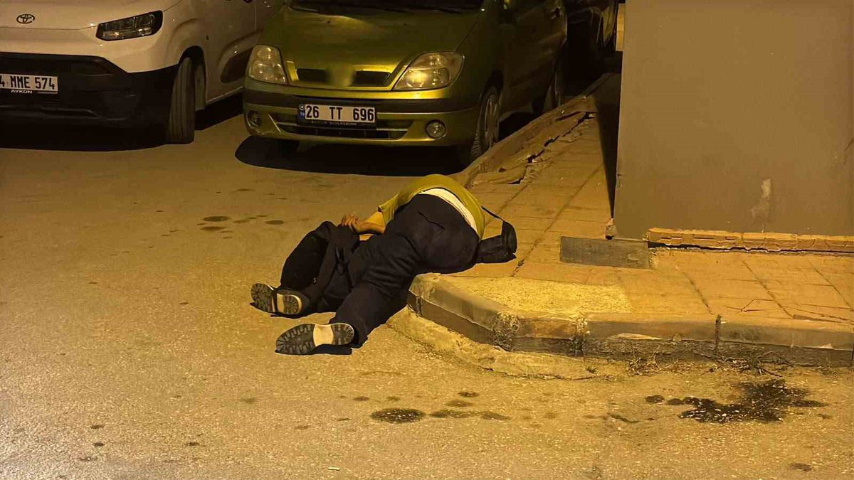 Eskişehir'de Kaldırımda Sızan Alkollü Şahıs Polisi Alarma Geçirdi