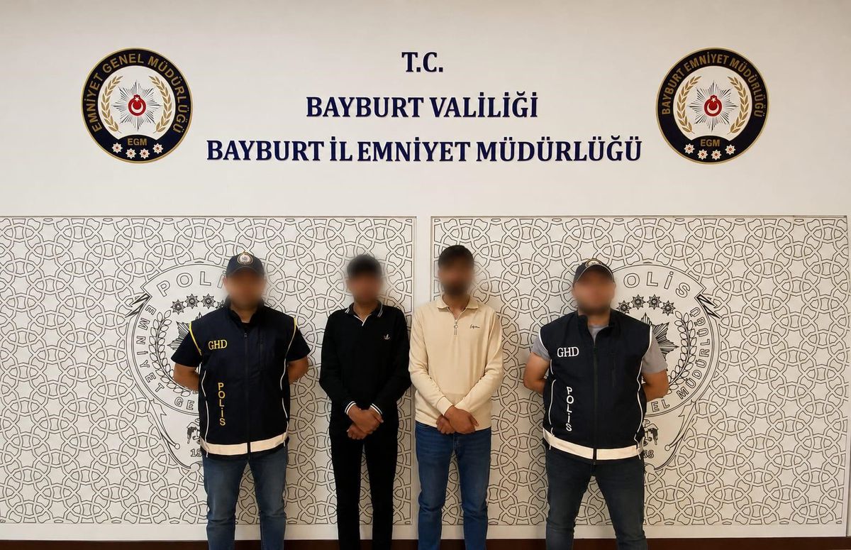 Bayburt’ta 2 düzensiz göçmen sahte yol izin belgesiyle yakalandı
