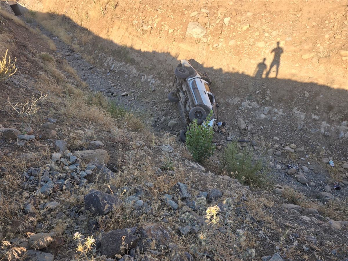 Bingöl'de Pikap Şarampole Devrildi: 3 Yaralı