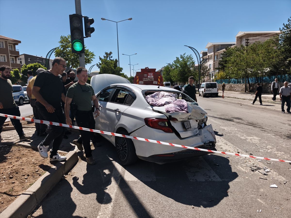 Bingöl'de tır ile otomobilin çarpıştığı kazada 4 kişi yaralandı