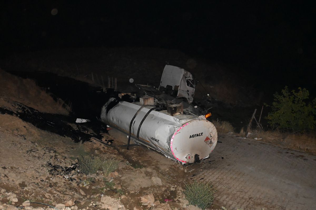 Hizan'da zift yüklü tanker devrildi: 1 yaralı
