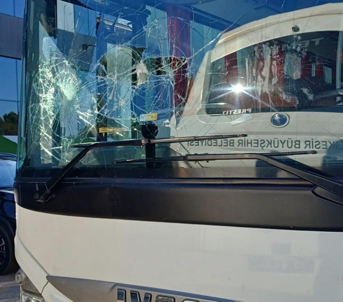 Bucaspor maçında olaylı gün: Otobüs saldırısı ve istasyon kavgası