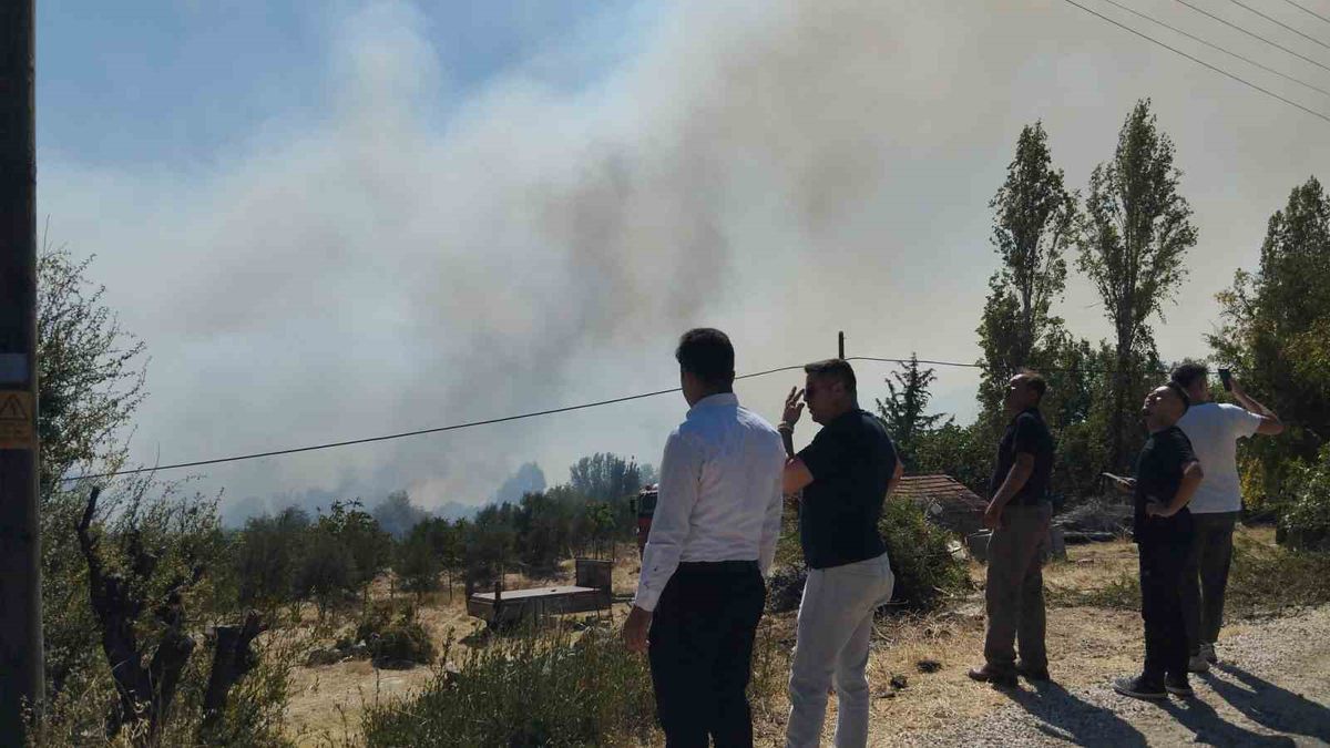 Burdur'un Bucak İlçesinde Orman Yangınına Havadan ve Karadan Müdahale Sürüyor