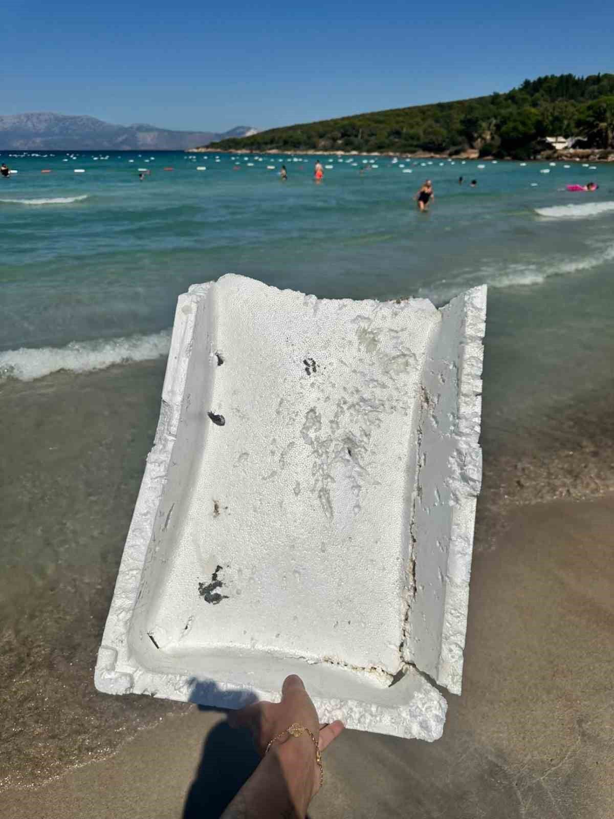 Çeşme’de denizi köpük kutular bastı