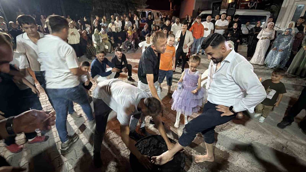 Kara kazan üstünde gelin damat oyunu