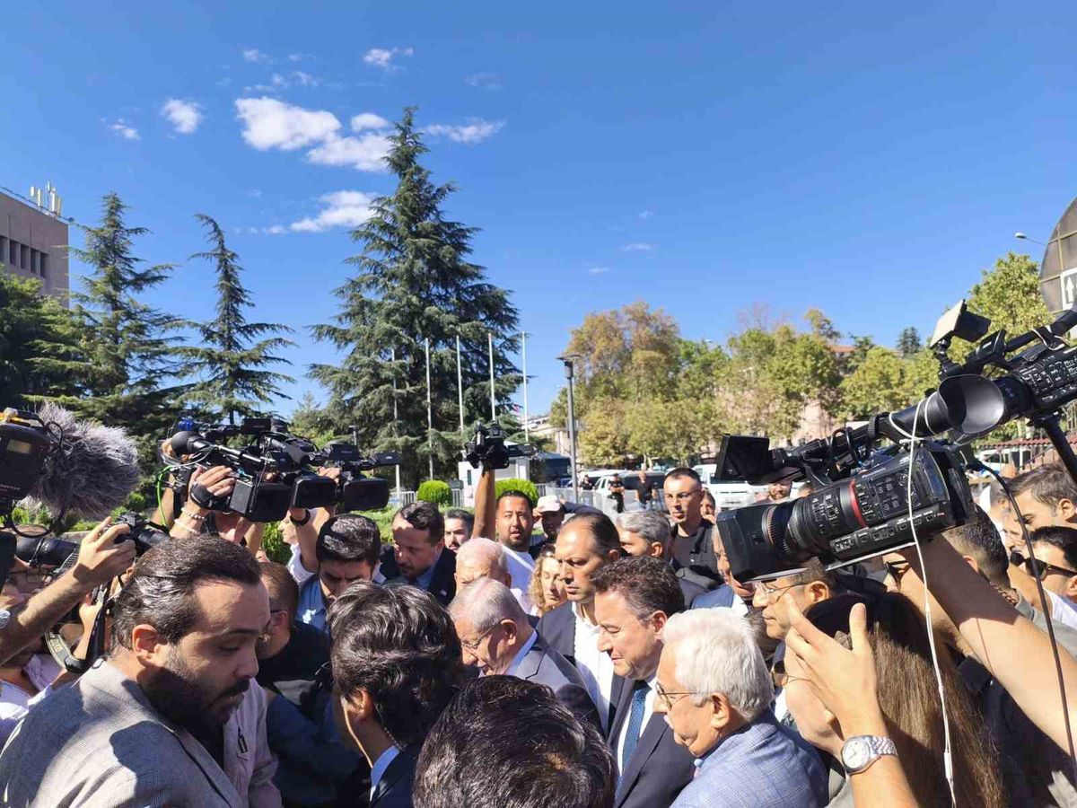 Davutoğlu ifade vermek üzere Ankara Adliyesi’ne geldi