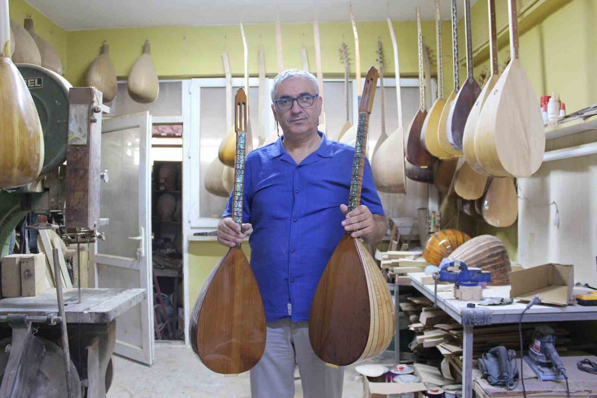 Samsun'da 40 Yıllık Müzik Serüveni: Emekli Öğretmenin Bağlama Yapımı Atölyesi