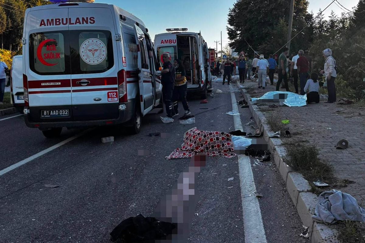 Düzce'de tır ile fındık işçilerini taşıyan araç çarpıştı: Çok sayıda ölü ve yaralı var