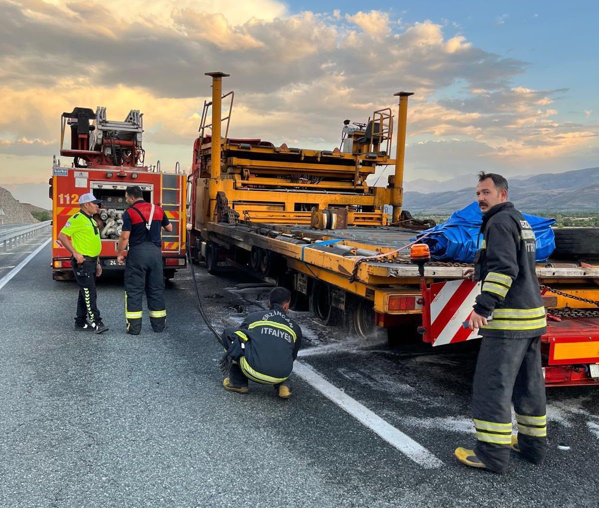Sakaltutan Geçidi’nde Tır Yangını: Asfalt Makinesi Küle Döndü