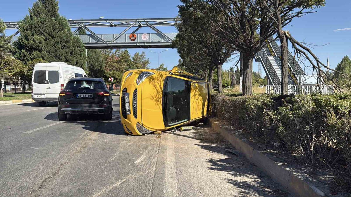 Eskişehir’de ticari taksi ile SUV çarpıştı: 2 sürücü yaralandı