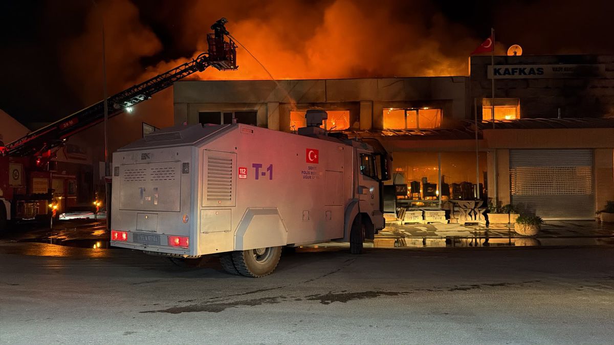 Baksan Sanayi Sitesi'nde Yangın: TOMA Destek Verdi