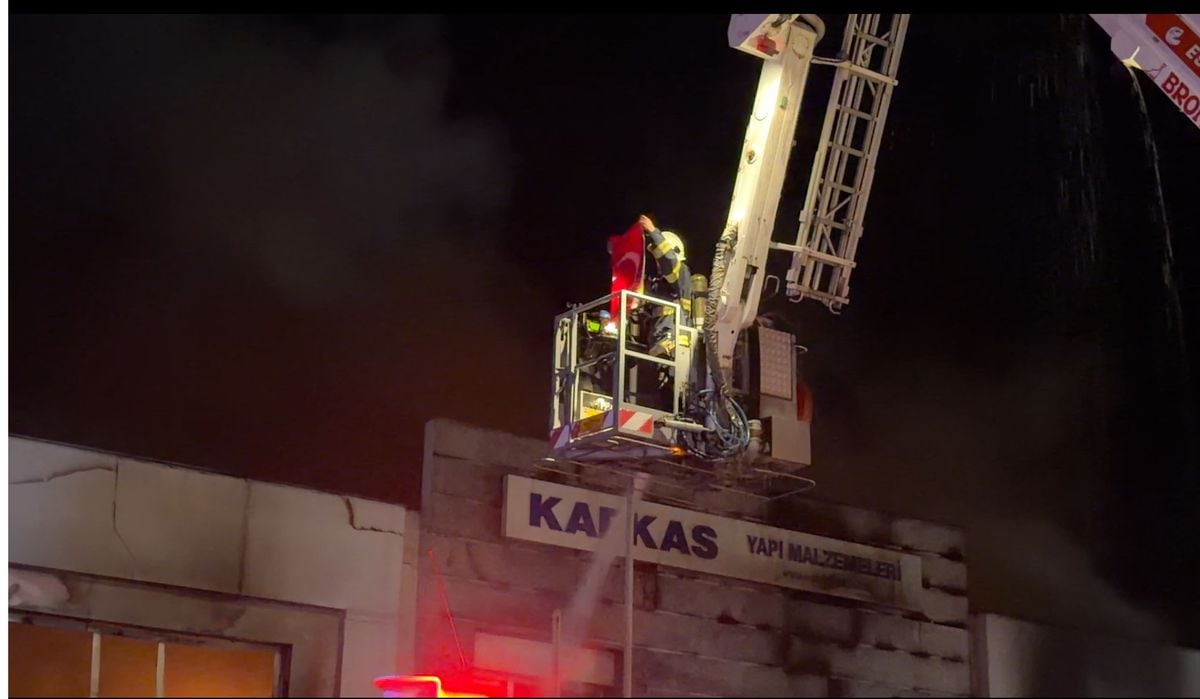 Eskişehir'de Yangın: Can Kaybı Yok, Bayrak Kurtarıldı