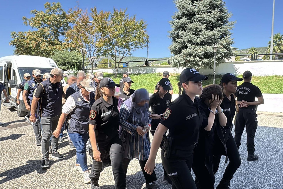 Cumhurbaşkanına suikast timindeki FETÖ'cü haine yardım iddiası! 10 şüpheli adliyede