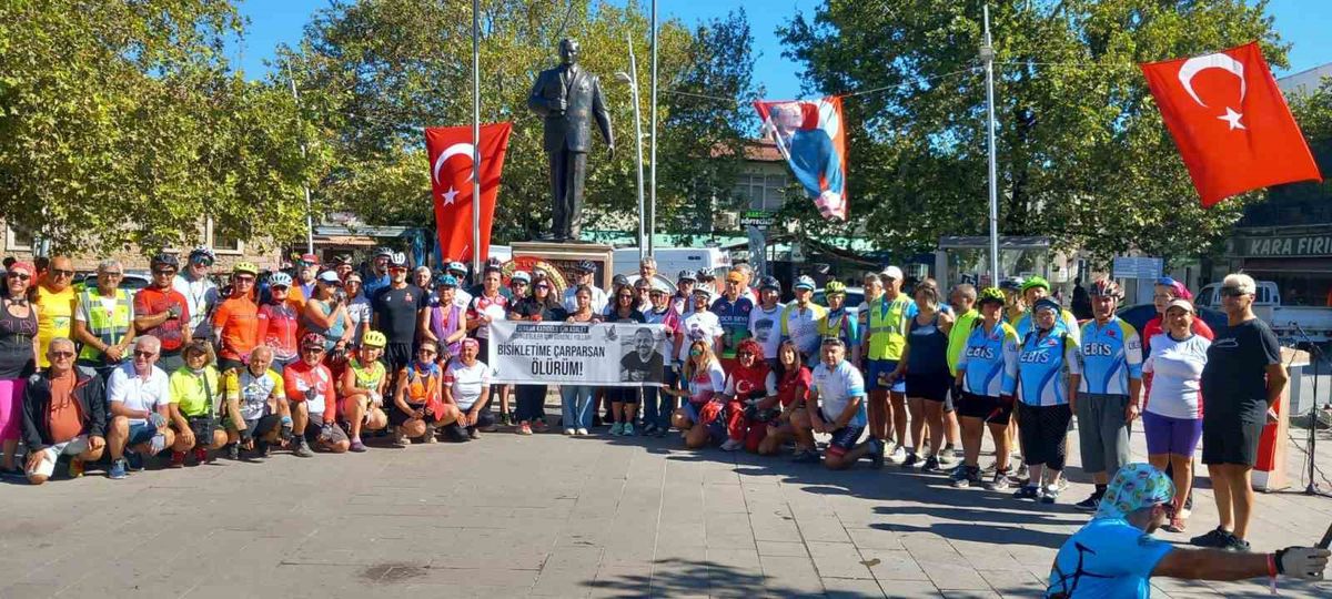 Gömeç’te bisikletçiler kazalarda kaybettikleri arkadaşlarını andı