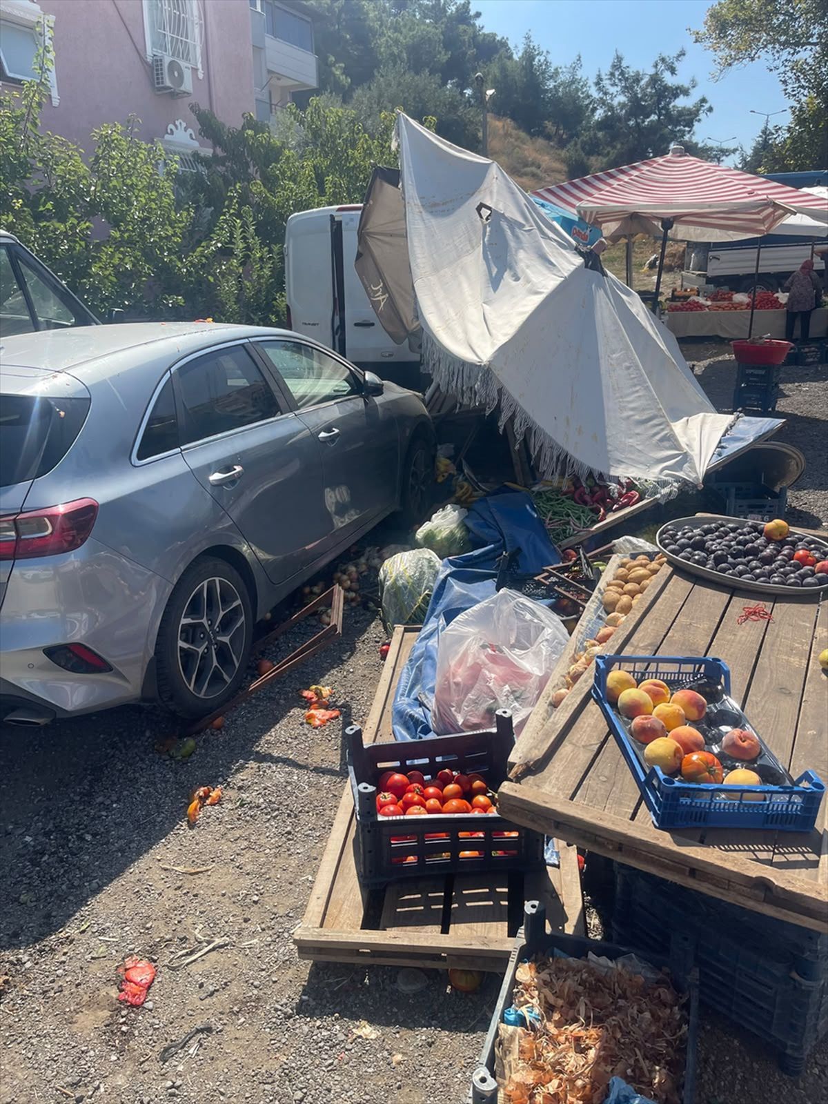 Hatay'da otomobilin pazar tezgahına çarptığı kazada 3 kişi yaralandı