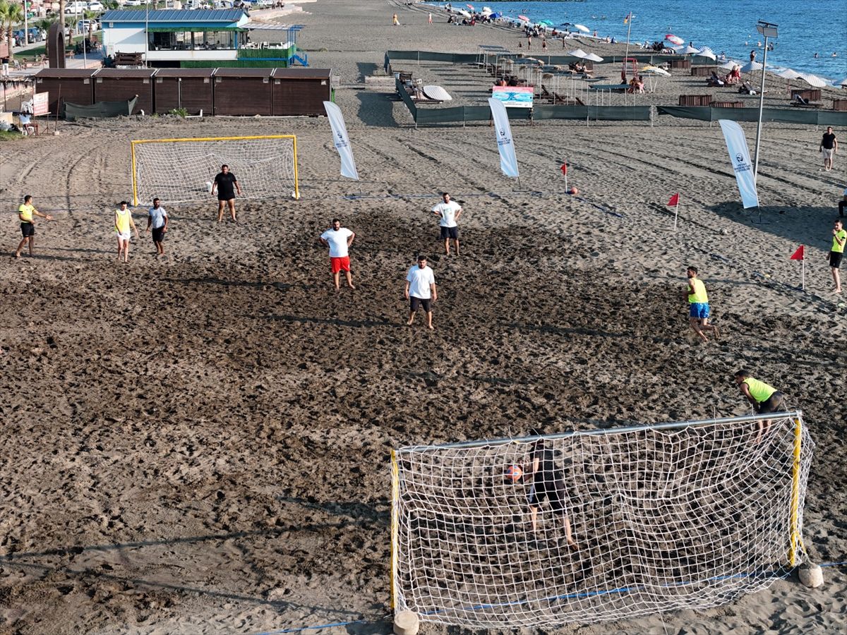 Hatay'da plaj futbolu turnuvası düzenlendi