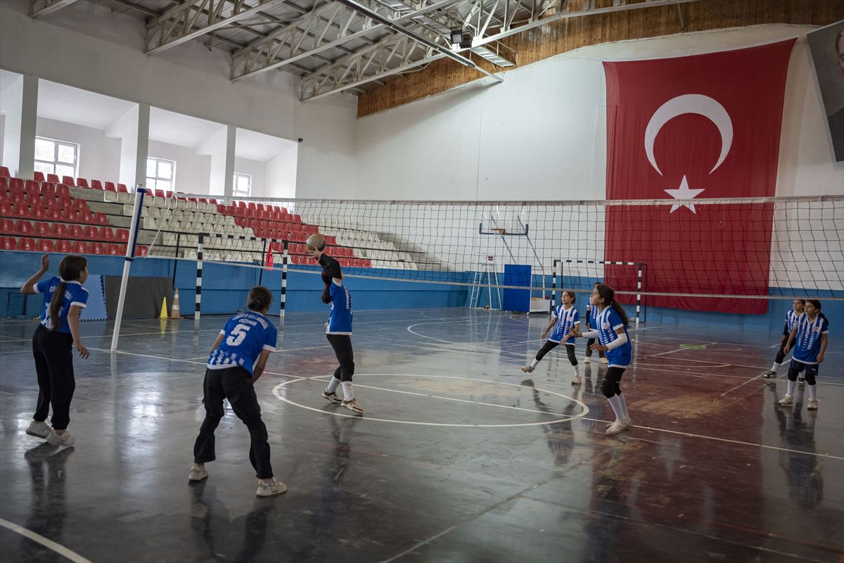 Horasan’da kızlar voleybolla milli hayallere koşuyor