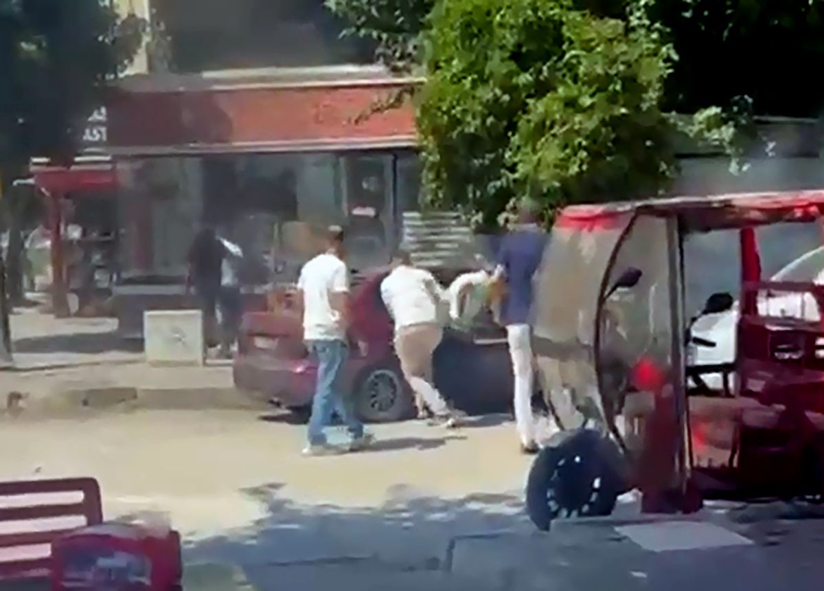 Husumetlilerini darbedip, otomobiline sopayla zarar verdiler