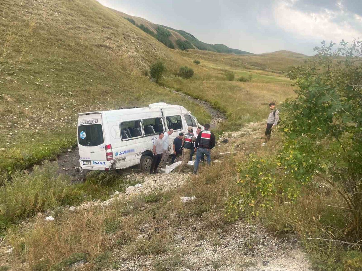 İspir'de Minibüs Şarampole Devrildi: 3 Yaralı