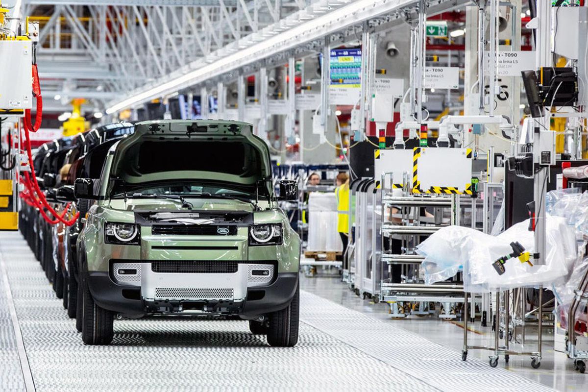 Otomotiv devi frene bastı! Land Rover 4 bin kişiyle yolları ayıracak
