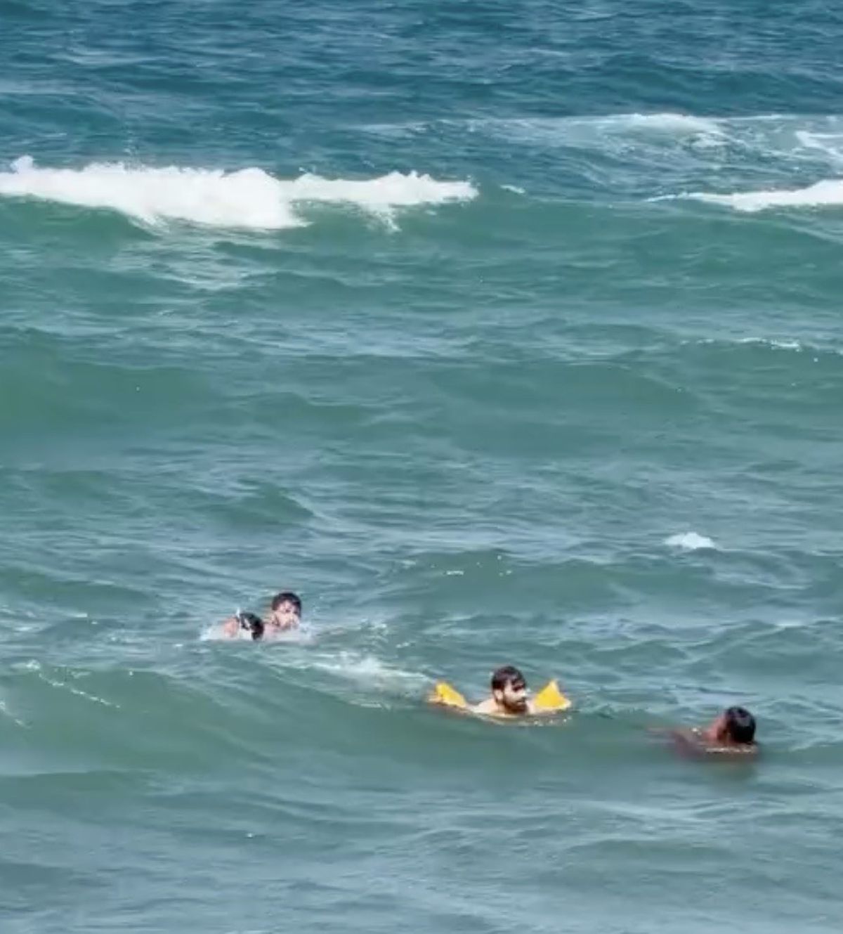 Karaburun'da Boğulma Tehlikesi: Cankurtaran Kurtardı