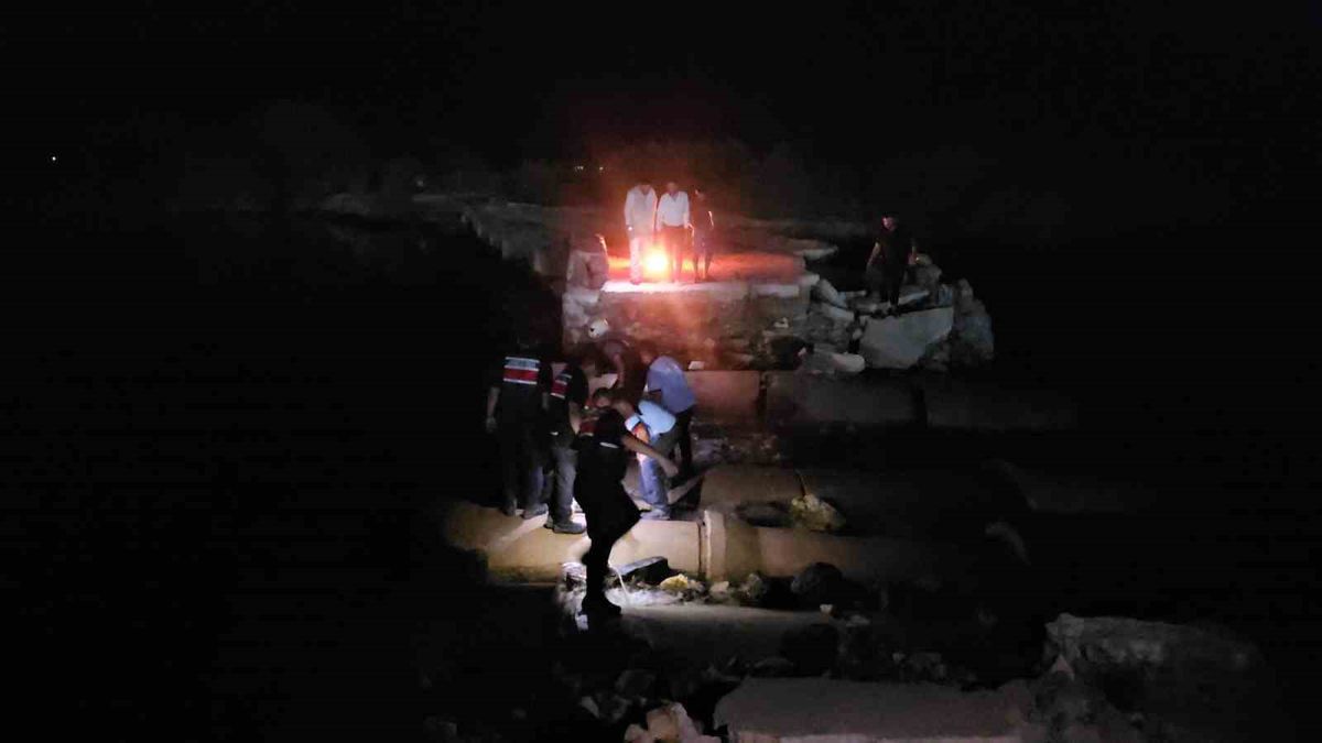 Fırat'ta mahsur kalan 4 kişi kurtarıldı