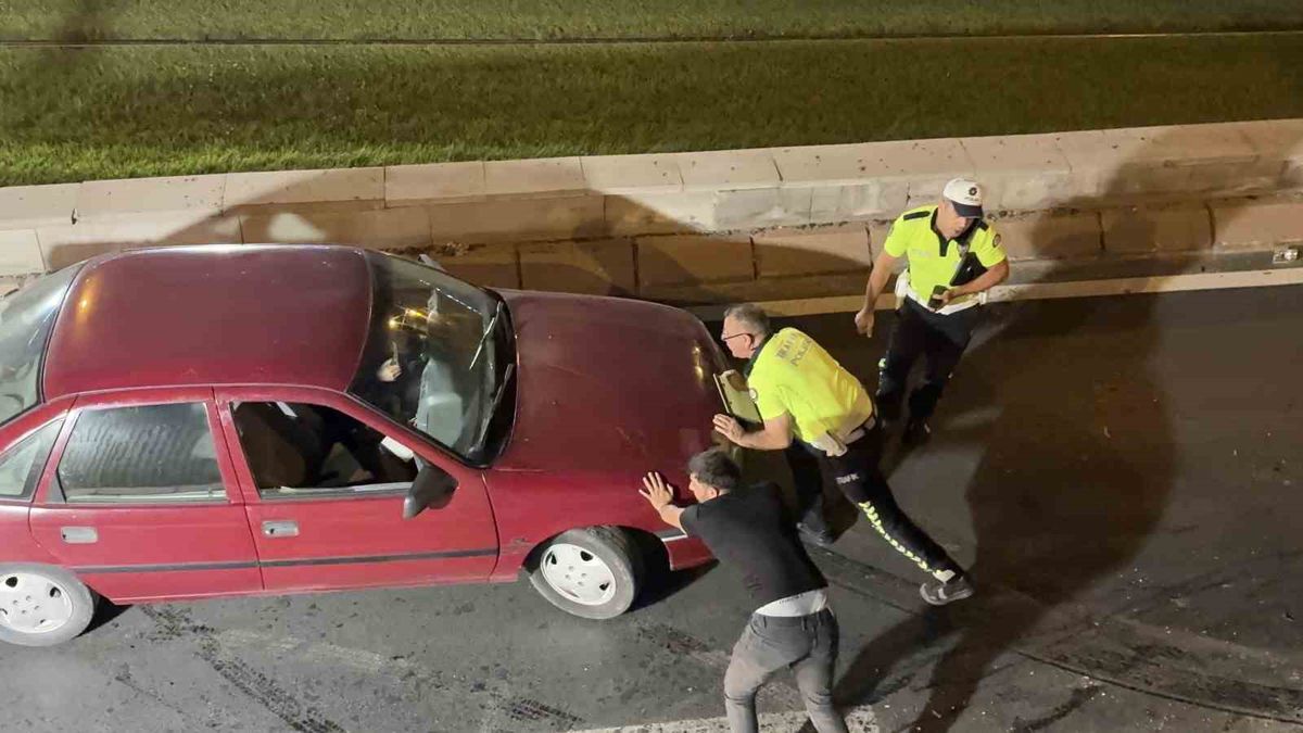 Kayseri’de polisin özverili çalışması, trafiğin kilitlenmesinin önüne geçti