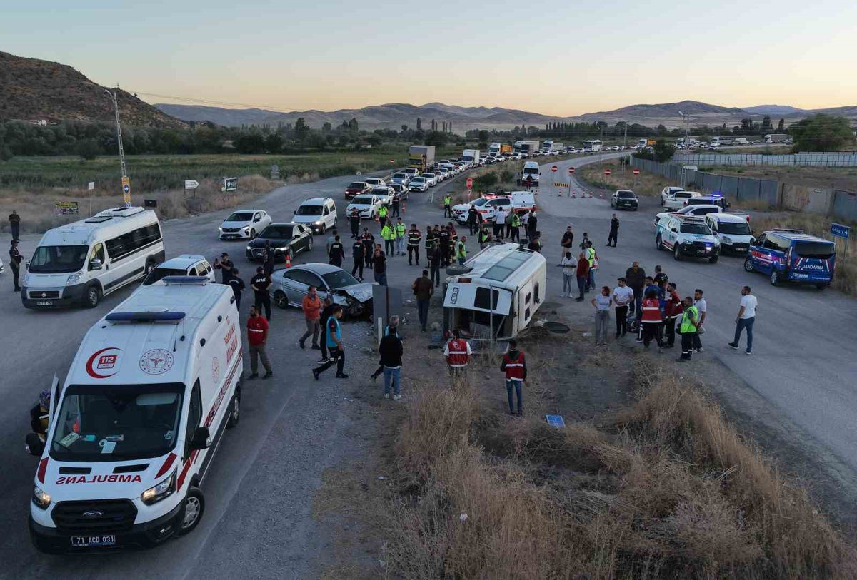 Kırıkkale’de işçi servisi ile otomobil çarpıştı: 14 yaralı
