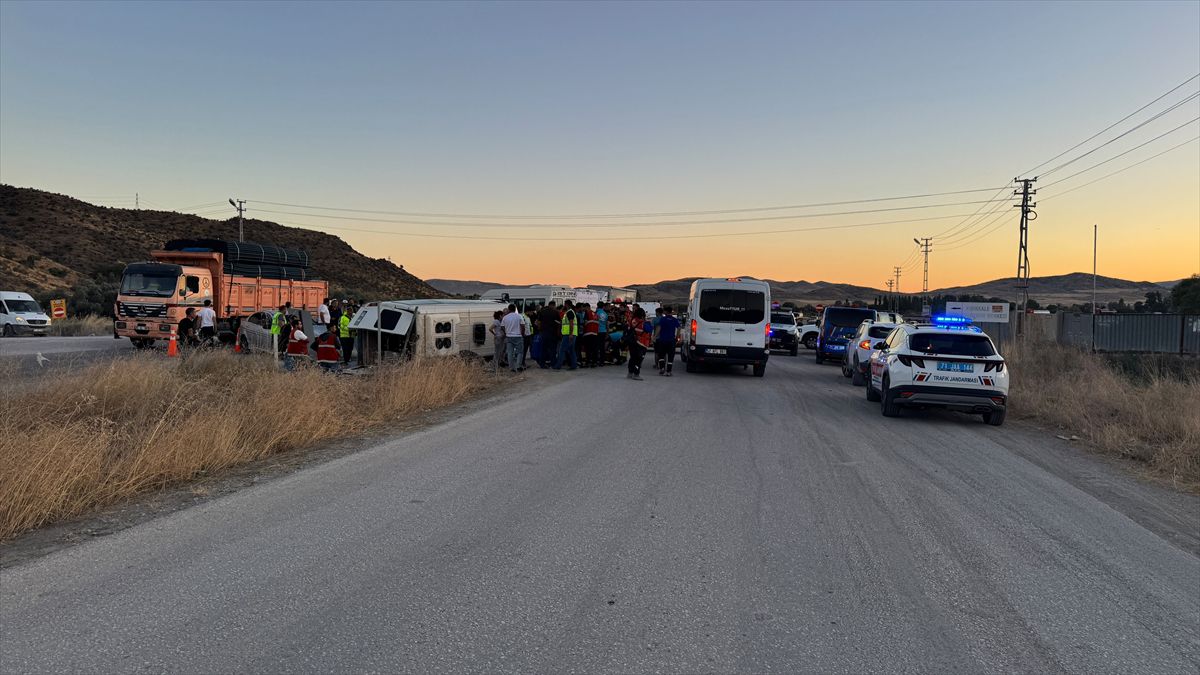 Kırıkkale'de işçi servisi ile otomobilin çarpıştığı kazada 13 kişi yaralandı