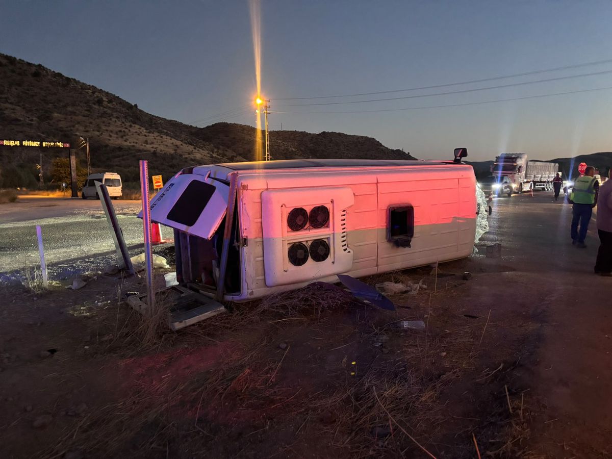 Kırıkkale'de işçi servisi ile otomobilin çarpıştığı kazada 14 kişi yaralandı
