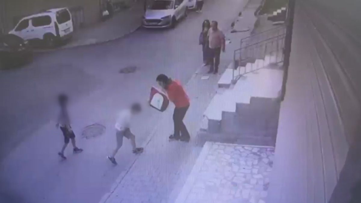 Küçükçekmece'de 1'i çocuk 2 kişinin yaralandığı silahlı kavga kamerada