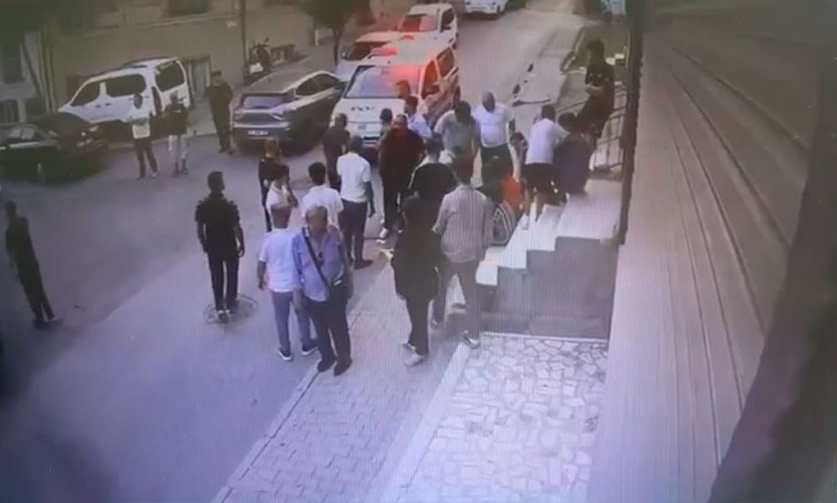 Küçükçekmece’de biri çocuk iki kişinin silahla yaralandığı anların güvenlik kamerası görüntüleri ortaya çıktı
