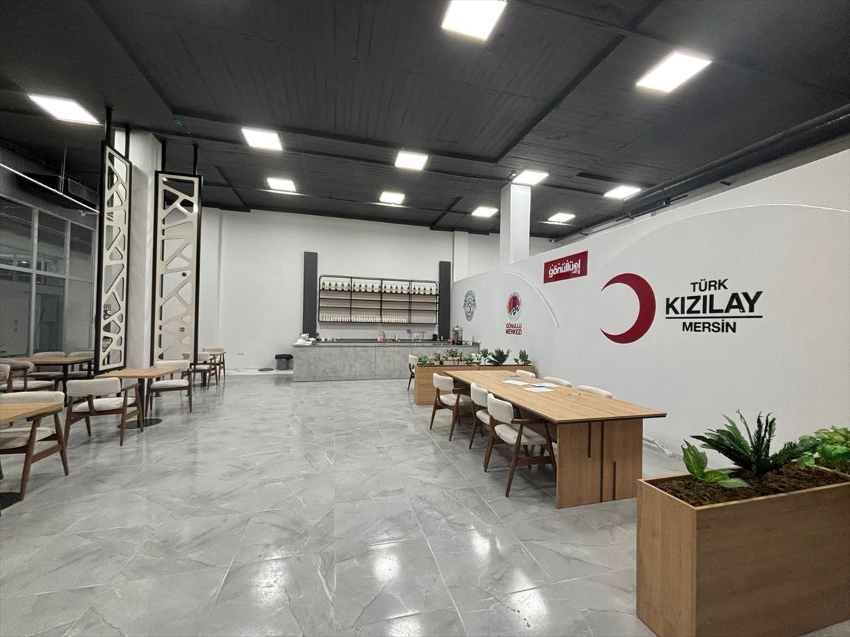 Mersin'de Türk Kızılayın butiklerinde öğrencilere ücretsiz hizmet veriliyor