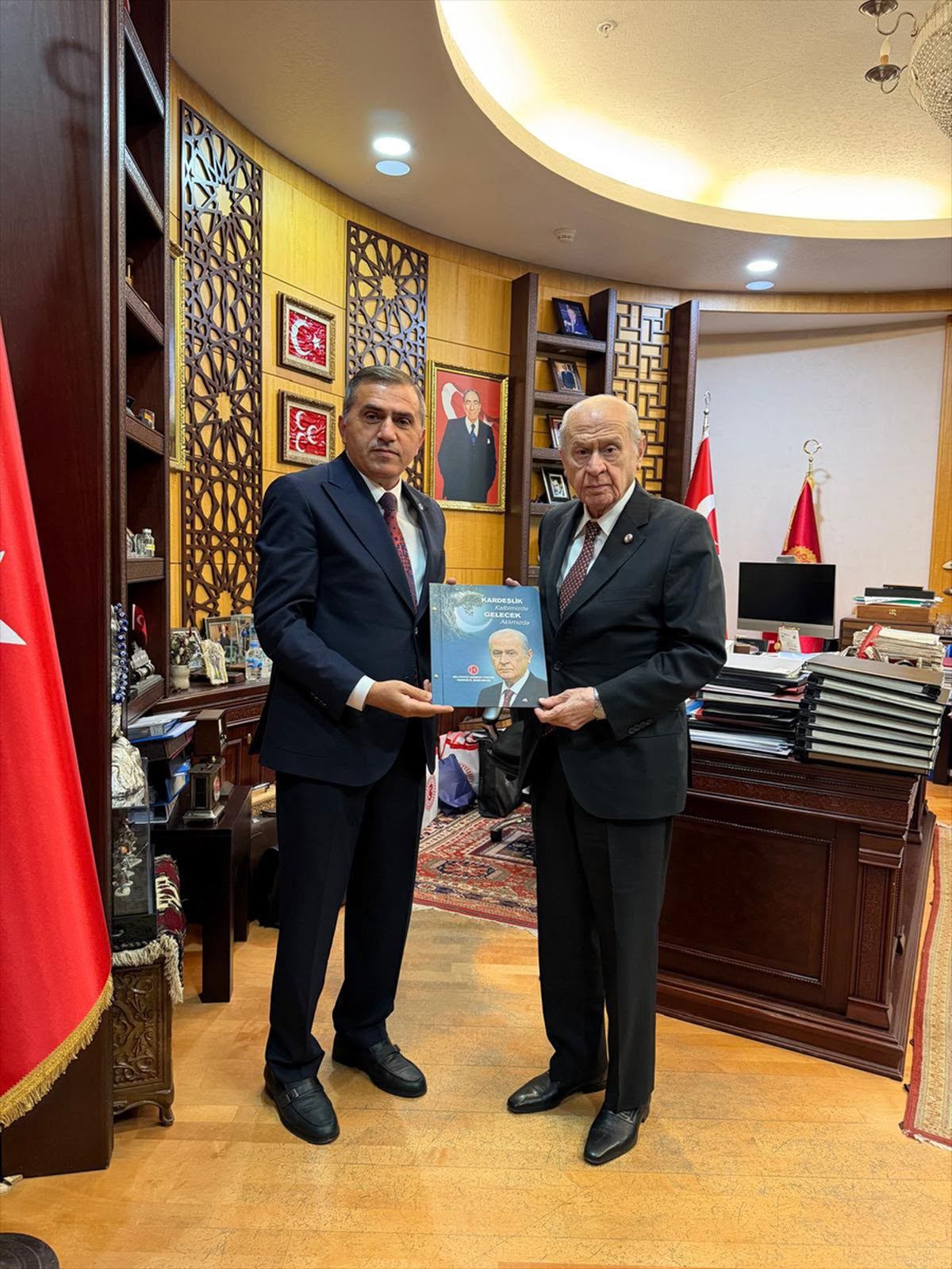 MHP Samsun İl Başkanı Mucur aldığı mazbatasını Bahçeli'ye takdim etti