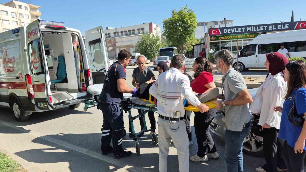 Otomobil yaya geçidinde yayaya çarptı: 1 yaralı