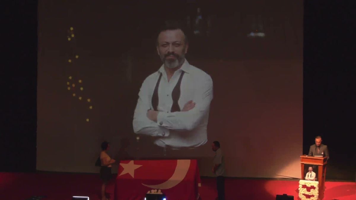 Oyuncu Serhat Kılıç için Muhsin Ertuğrul Sahnesi’nde cenaze töreni düzenlendi