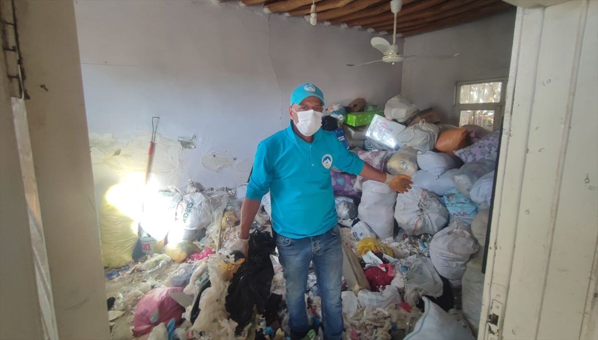 Şanlıurfa'da evden 8 kamyon çöp çıkarıldı