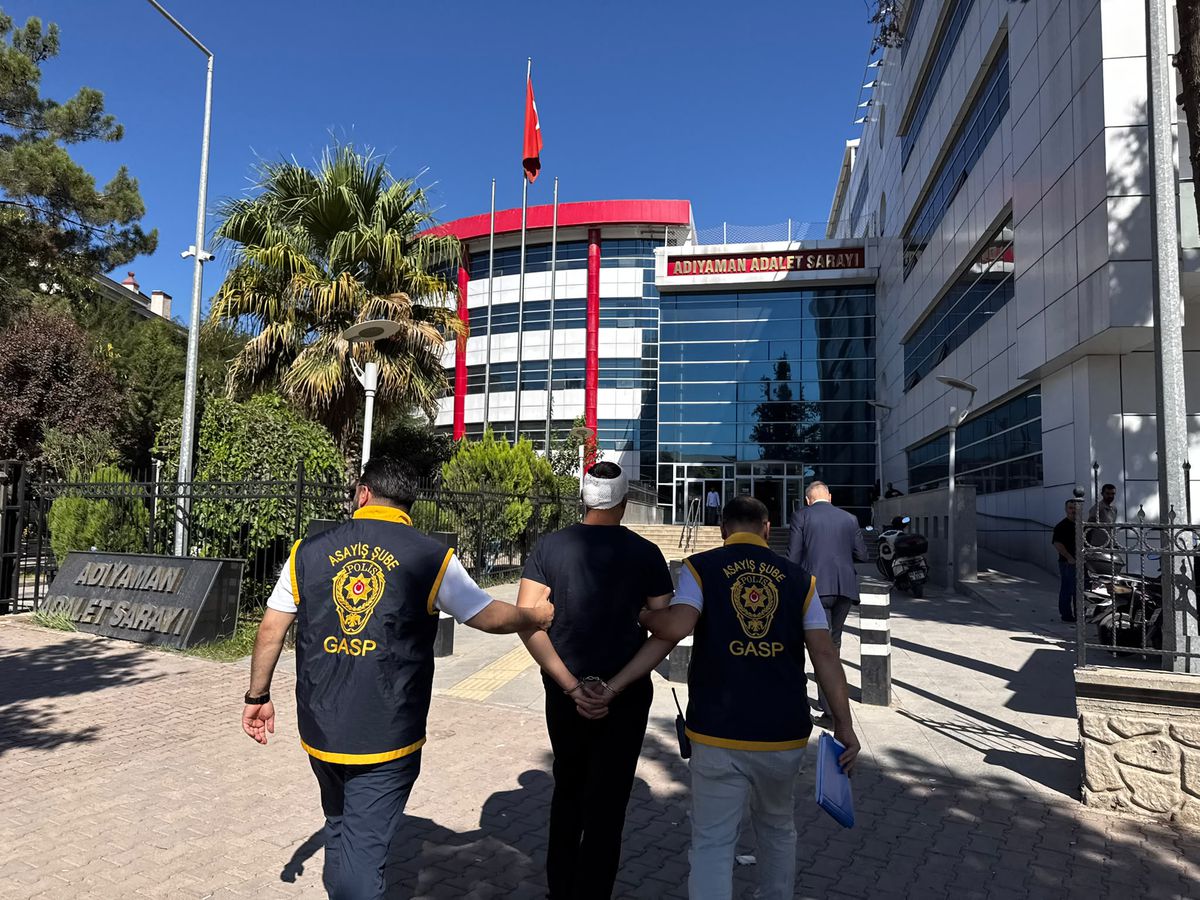 Sevgilisini Darbeden Şüpheli, Araya Giren Kişiyi Bıçakladı