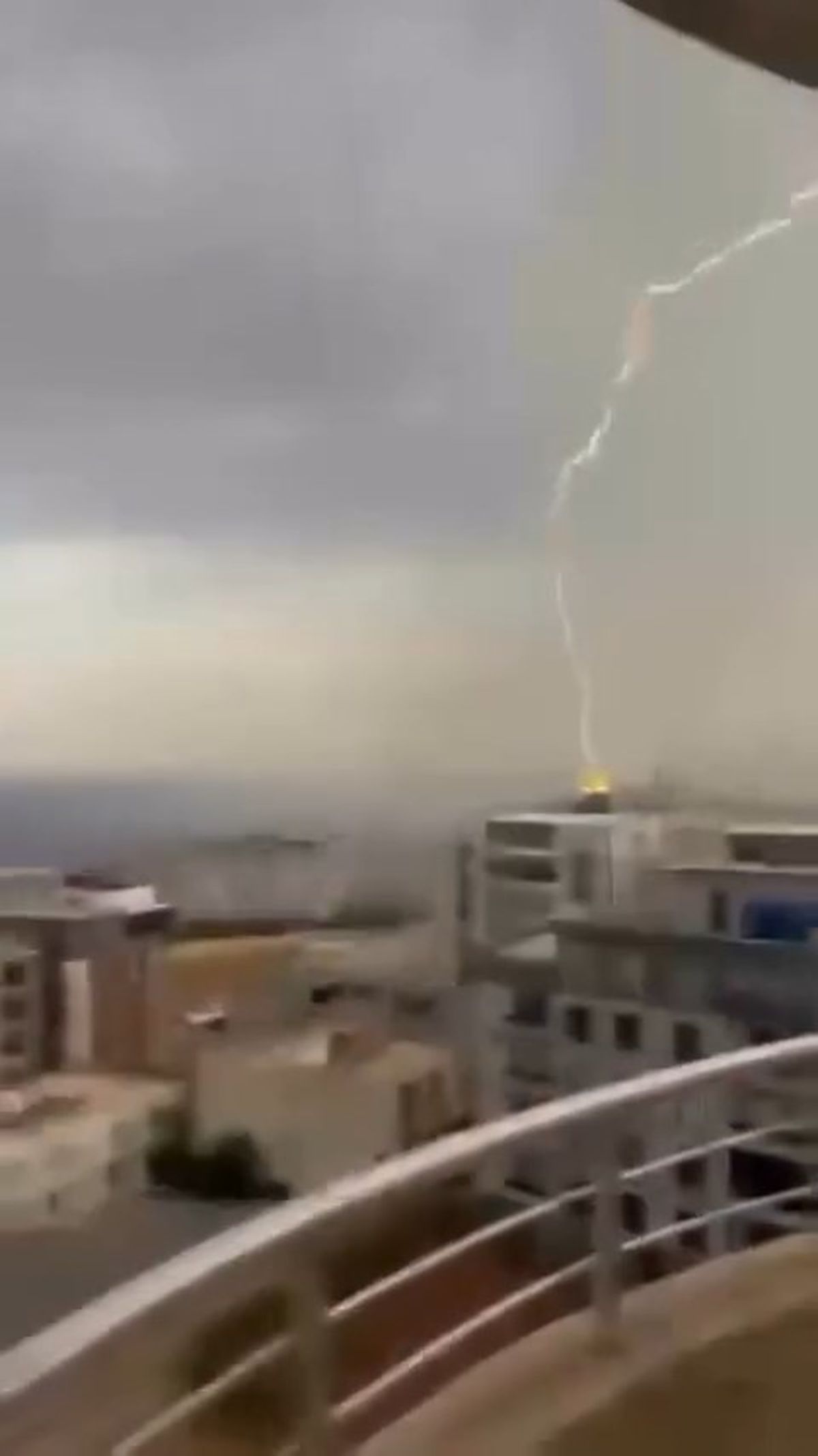 Şırnak’ta 8 katlı binaya yıldırım isabet etti; o anlar kamerada