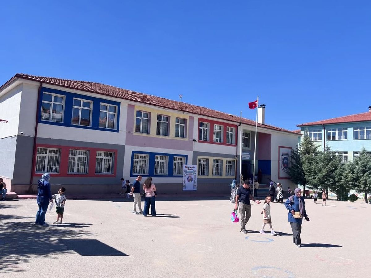 Sivrihisar'da Uyum Haftası Coşkusu: Minik Öğrenciler Ders Başı Yaptı