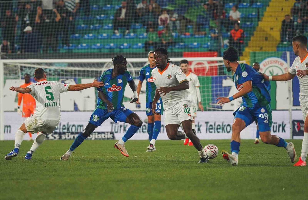Trendyol Süper Lig: Çaykur Rizespor: 0 - Alanyaspor: 0 (İlk yarı)