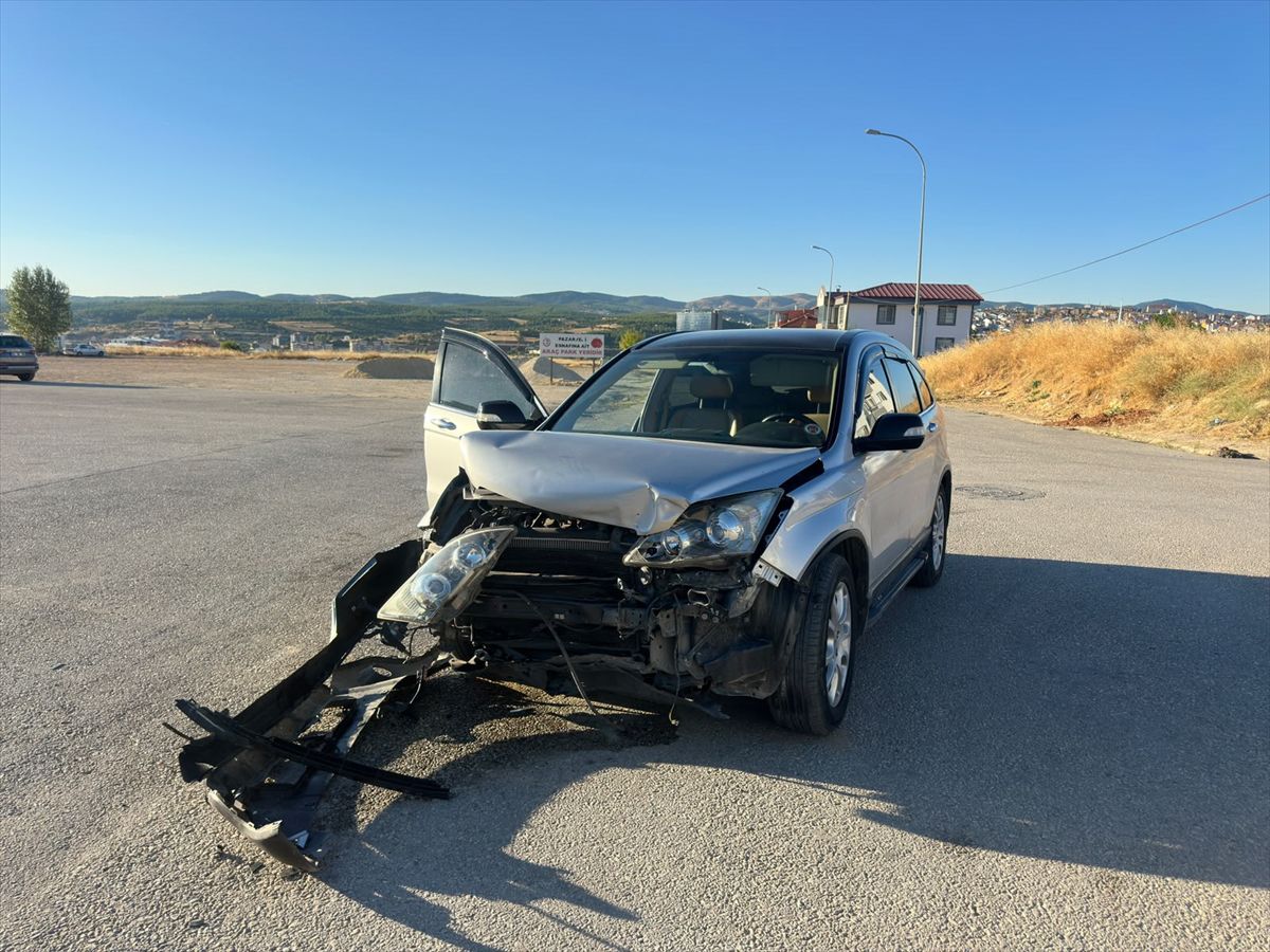 Uşak'ta iki otomobilin çarpıştığı kazada 3 kişi yaralandı