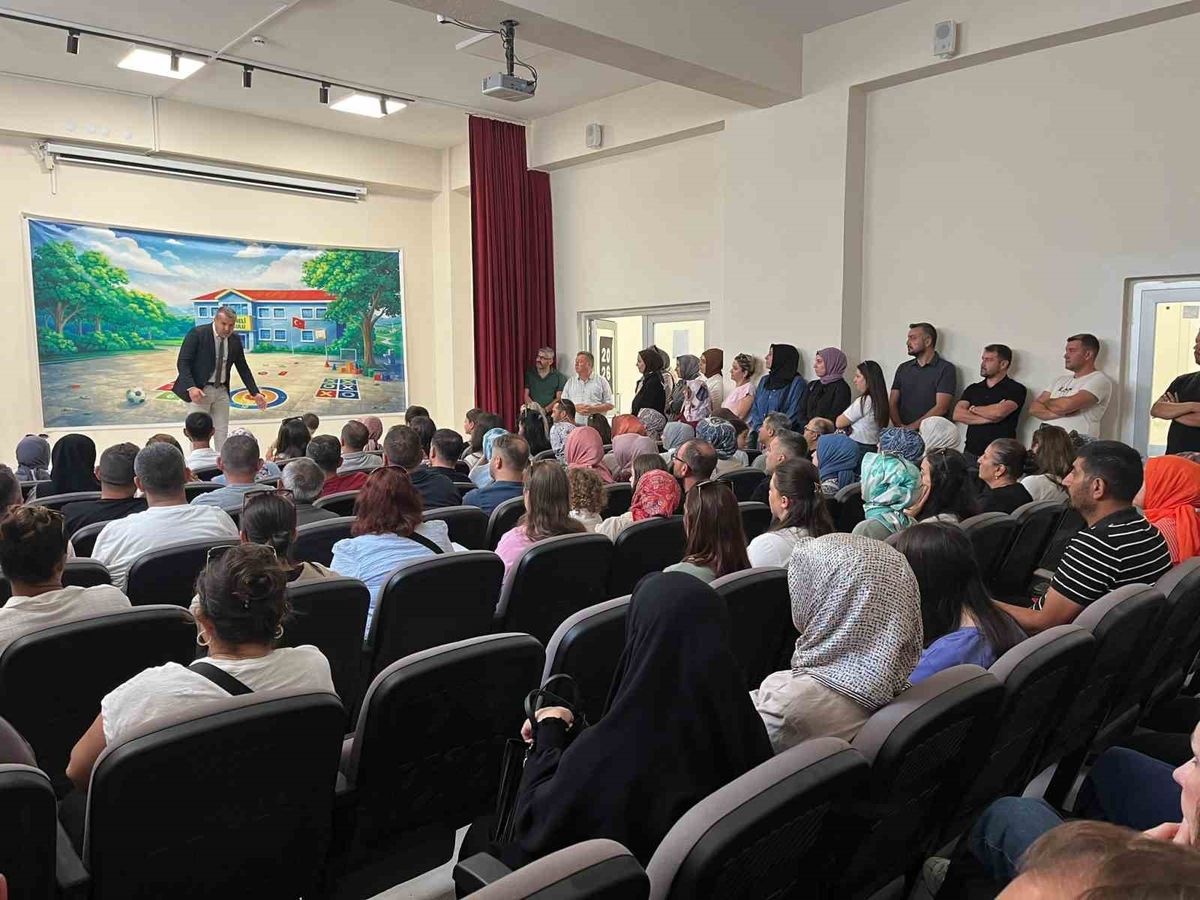 Osmaneli'nde Uyum Programında Sıralarda Veliler Oturdu